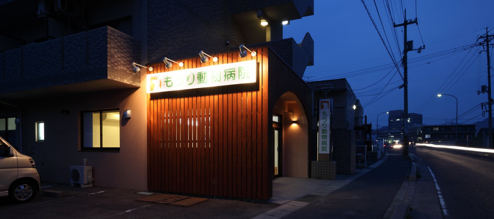 病院外観（夜)
